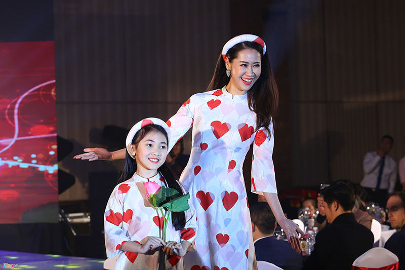 Dàn hoa hậu, á hậu Việt trình diễn áo dài gây quỹ từ thiện